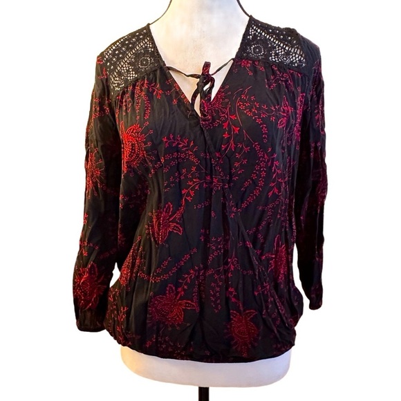 Women’s Express Black and Red Long Sleeve Top - Size S - MINT CONDITION - Picture 3 of 5